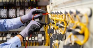 تاثیر نوسانات برق بر عملکرد تجهیزات جابجایی بار و راهکارهای پیشگیری