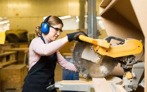 کاهش سروصدای تجهیزات صنعتی و ایجاد محیط کاری ایمن تر